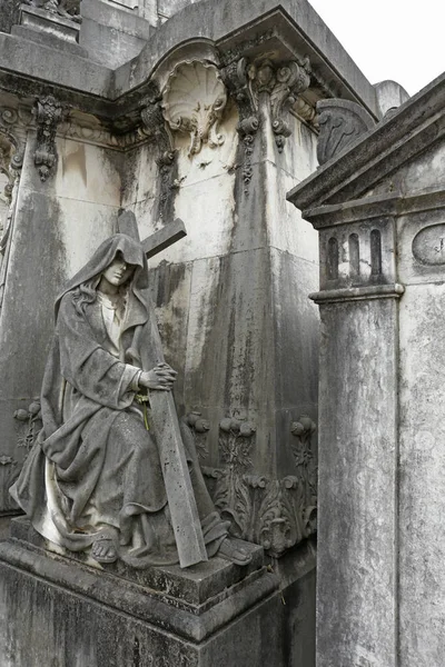 用十字雕像浇灌悲伤的女士 — 图库照片