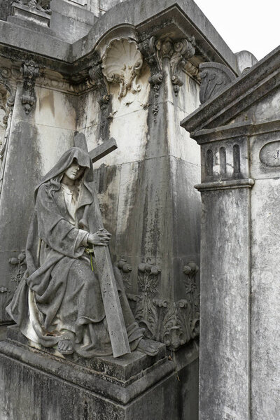 Утешенная грустная дама со статуей креста
