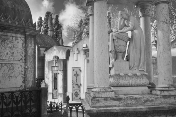 Estatua de mujer cementerio — Foto de Stock