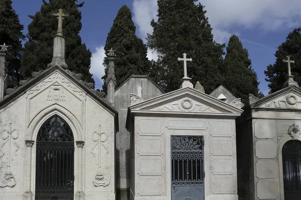 Tombe cimiteriali sotto forma di cappelle — Foto Stock