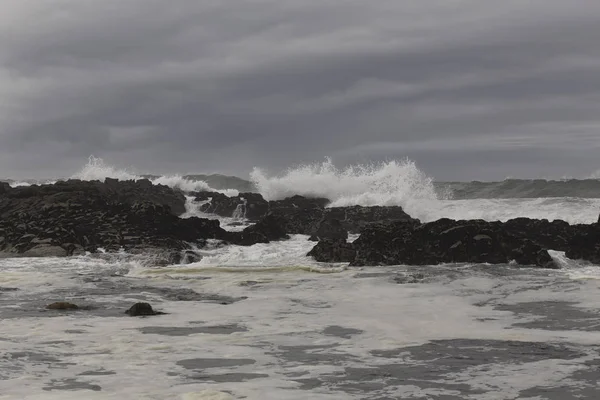 Mare agitato in una costa rocciosa — Foto Stock