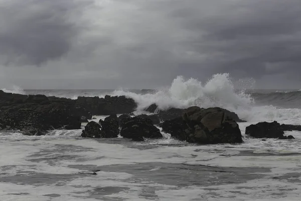 Hårt hav i en stenig kust — Stockfoto