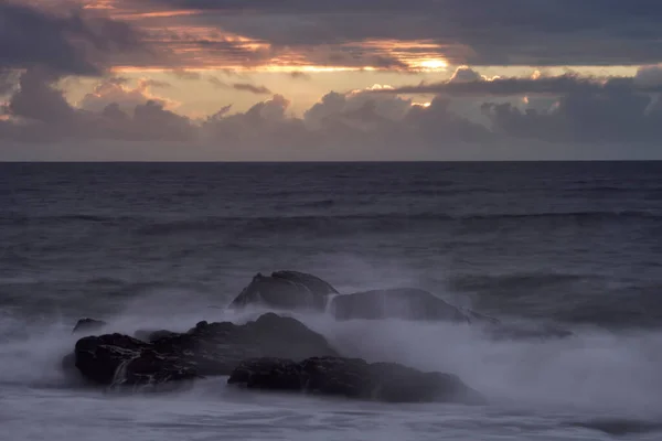 Морські Скелі Тривалий Вплив Помаранчевому Сутінку — стокове фото