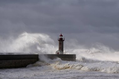 Fırtınalı bir sabahta Douro nehri ağzı eski bir deniz feneri
