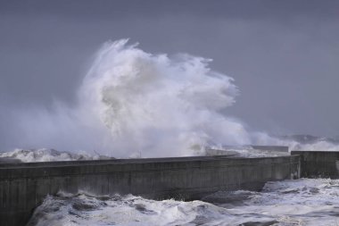Dramatik deniz manzarası. Douro nehri, bir deniz fırtınası sırasında kuzey rıhtımında dolanıyor..