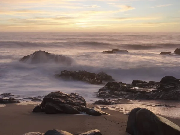 Színes Alkonyat Sziklás Strand Észak Portugália — Stock Fotó