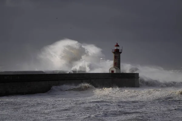 Grandes Ondas Brancas Sobre Cais Farol Contra Céu Escuro Tempestuoso — Fotografia de Stock