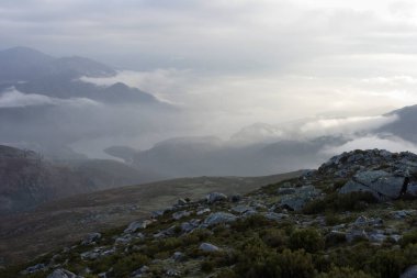 Dağlarda mavi şafak. Geres Ulusal Parkı, Portekiz 'in kuzeyinde.