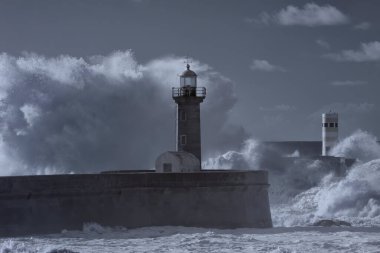 Fırtınalı deniz manzarası. Douro nehrinin güney rıhtımlarına ve işaret fişeklerine büyük dalgalar sıçrıyor, Porto, Portekiz. Kullanılan kızılötesi filtre.