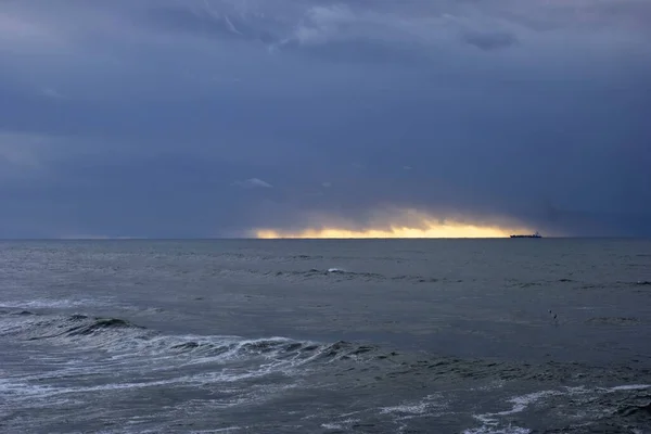 Tramonto Blu Scuro Prima Della Pioggia Tempesta Mare Vedendo Una — Foto Stock