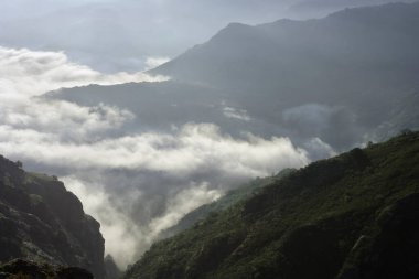 Bulutlu dağlar. Geres Ulusal Parkı, Portekiz 'in kuzeyinde