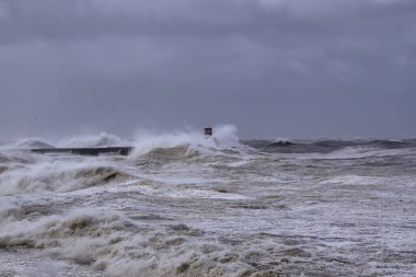 Kuzey rıhtımında Douro Nehri ağzında kış dramatik deniz fırtınası.
