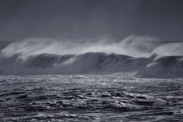 Windy Lång Våg Med Spray — Stockfoto
