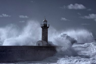 Douro nehrinin ağzında bir deniz fırtınası. Kullanılan kızılötesi filtre.