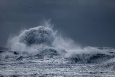 Dramatik deniz manzarası. Douro nehri, bir deniz fırtınası sırasında kuzey rıhtımında dolanıyor..