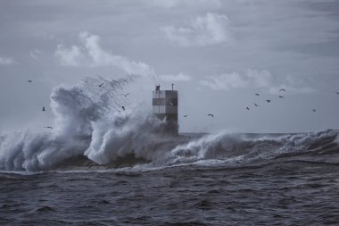 Dalgalı deniz dalgası sıçraması. Douro nehri ağzı güney rıhtımı ve deniz feneri. Kullanılan kızılötesi filtre.
