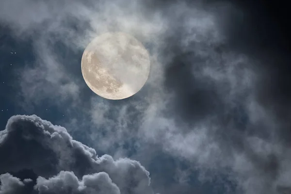 Molnigt Fullmåne Natthimmel — Stockfoto