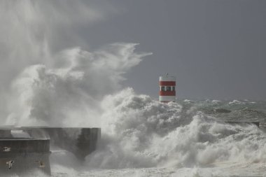 Büyük dalga iskele ve fenere çarpıyor.
