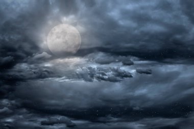 Bulutlu dolunay gecesi gökyüzü