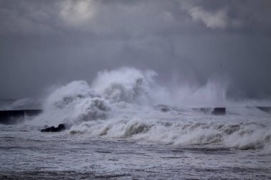 Dramatik deniz manzarası. Douro nehri, bir deniz fırtınası sırasında kuzey rıhtımında dolanıyor..