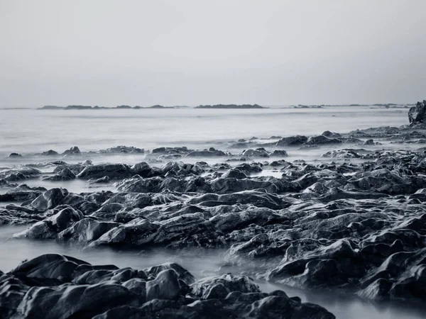 夕暮れ時に輝く岩 黒と白だ トーンブルー アナログ 120本 — ストック写真