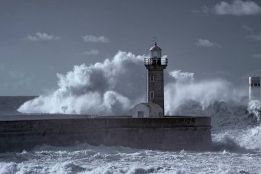 Douro nehrinin ağzında bir deniz fırtınası. Kullanılan kızılötesi filtre.