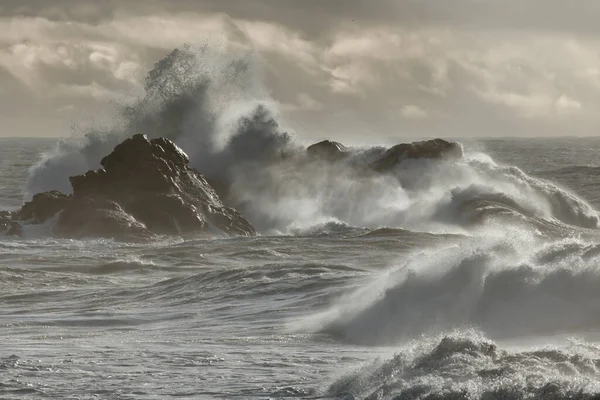 Ondas Mar Tempestuosas Salpicam Falésias Costa Norte Portugal — Fotografia de Stock