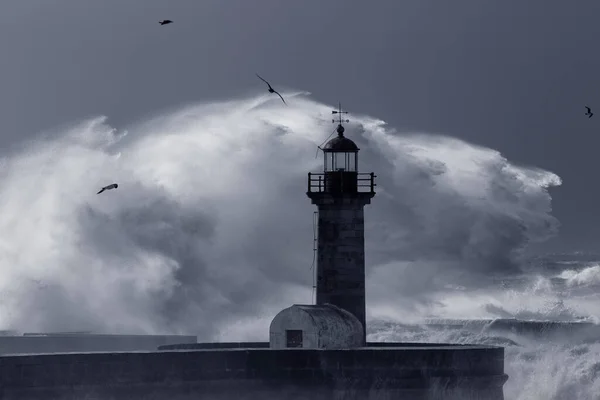 Dunkler Sturm Bei Dem Große Meereswellen Über Den Alten Leuchtturm — Stockfoto