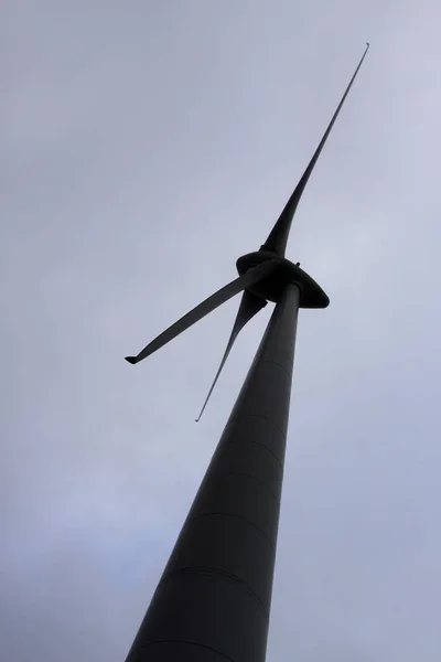 Bakgrundsbelyst Vindgenerator Mot Mulen Himmel — Stockfoto