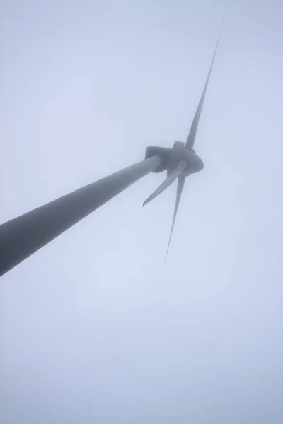 午後霧の中で孤独な風力発電機 — ストック写真
