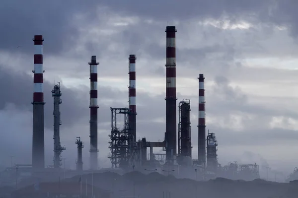 Parte Uma Grande Refinaria Petróleo Envolta Névoa — Fotografia de Stock