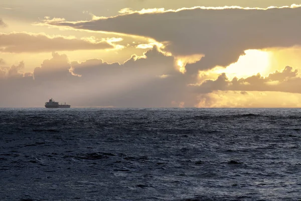 日落时看到一艘油轮在地平线上 美丽的海景 — 图库照片