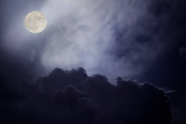 Karanlık bulutlu dolunay gecesi gökyüzü