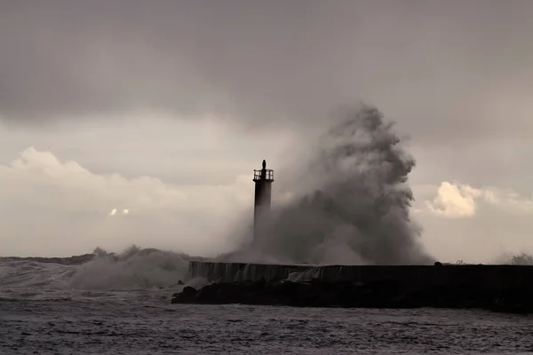 Rétro Éclairé Grande Vague Mer Éclaboussure Jetée Balise Embouchure Rivière — Photo