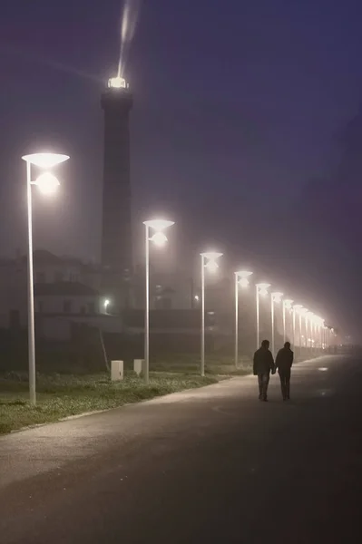 Casal Dos Namorados Desfrutando Orla Marítima Norte Portugal Início Noite — Fotografia de Stock