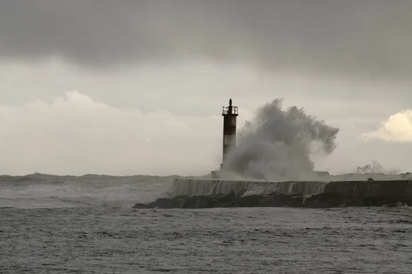 Yumuşak Arka Planda Deniz Dalgası Sıçraması Ave River Mouth Vila — Stok fotoğraf