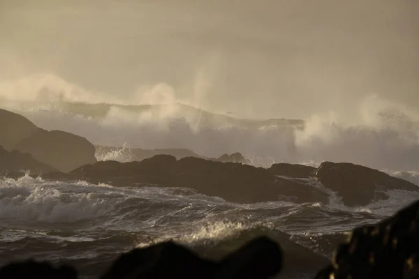 Stürmische Meereswellen Bei Sonnenuntergang Nordportugiesische Felsenküste — Stockfoto