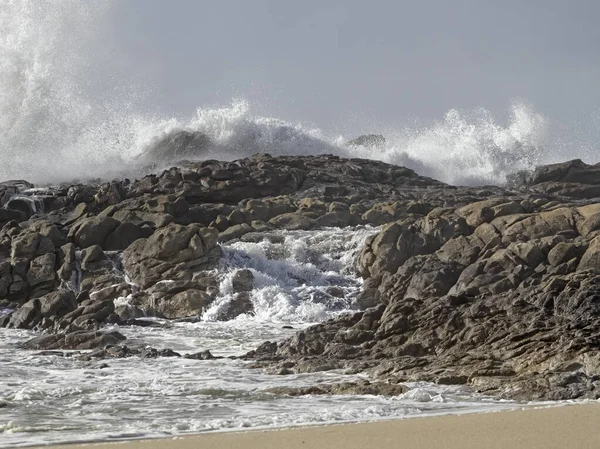 Skalnatá Pláž Severu Portugalska Během Podzimu Vidí Vlnu Malou Kaskádu — Stock fotografie