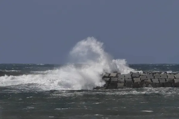 Onda Mar Salpicar Contra Céu Azul Cais Norte Portugal — Fotografia de Stock