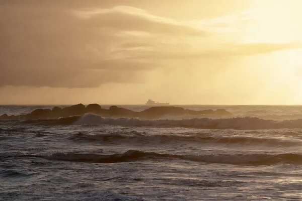 Нафтовий Танкер Горизонті Перетинає Скелясте Північне Узбережжя Португалії Під Час — стокове фото