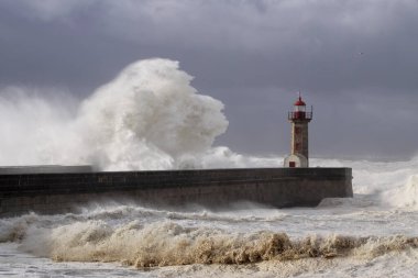 Douro Nehri ağzında deniz fırtınası, Porto, Portekiz