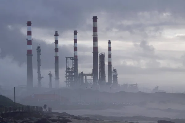 Deel Van Een Grote Olieraffinaderij Verpakt Smog — Stockfoto