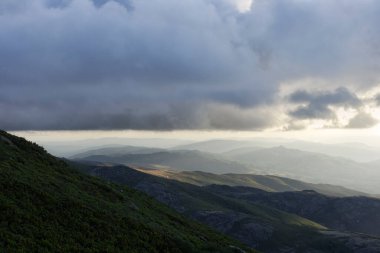 Peneda Geres Ulusal Parkı dağları bulutlu günbatımında, Portekiz 'in kuzeyinde.