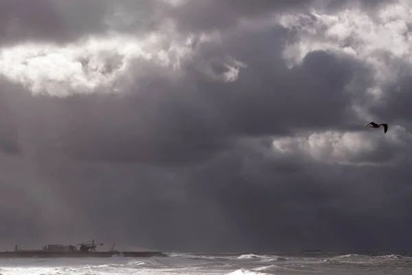 在葡萄牙北部的狂风暴雨中俯瞰莱克斯港北墙 — 图库照片