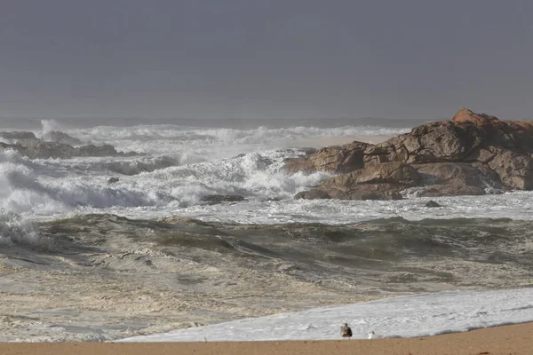 Βραχώδης Παραλία Κατά Διάρκεια Τραχιάς Ημέρας Θάλασσα — Φωτογραφία Αρχείου