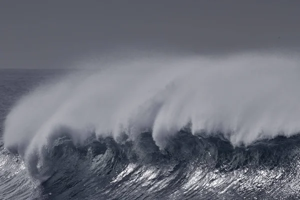 Велика Розбита Морська Хвиля Вітряним Бризком Тонований Синій — стокове фото
