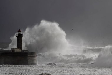 Douro nehrinin ağzında, deniz dalgaları tarafından filtrelenmiş ilginç bir ışık var.