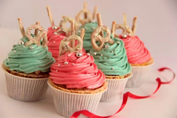 Cupcakes Holiday Cupcakes Cream Red Green Color Beautiful Ribbons Cupcakes — Stock Photo, Image