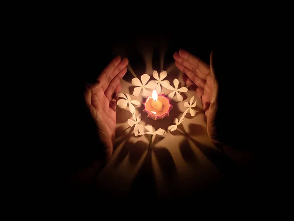 Felice Diwali Lampada Diya Accesa Con Fiori Bianchi Durante Celebrazione — Foto Stock