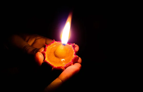 Happy Diwali Fechar Mãos Homem Segurando Lâmpada Óleo Diya Durante — Fotografia de Stock